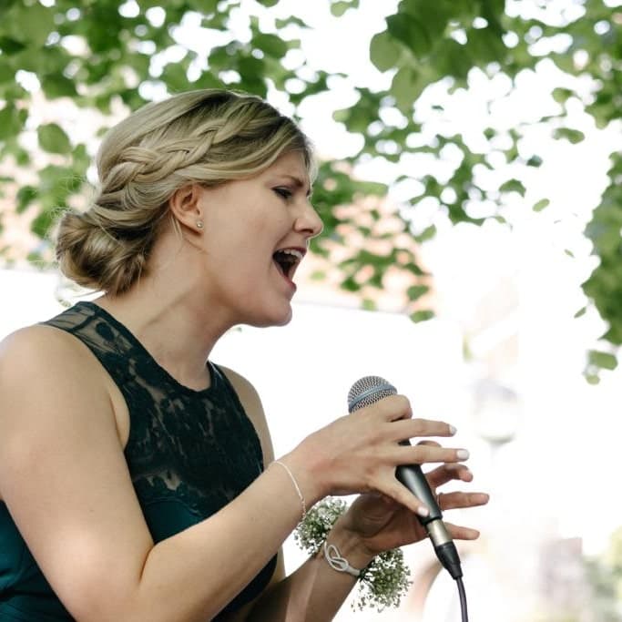 Tanja Schroers beim Gesang, Nahaufnahme