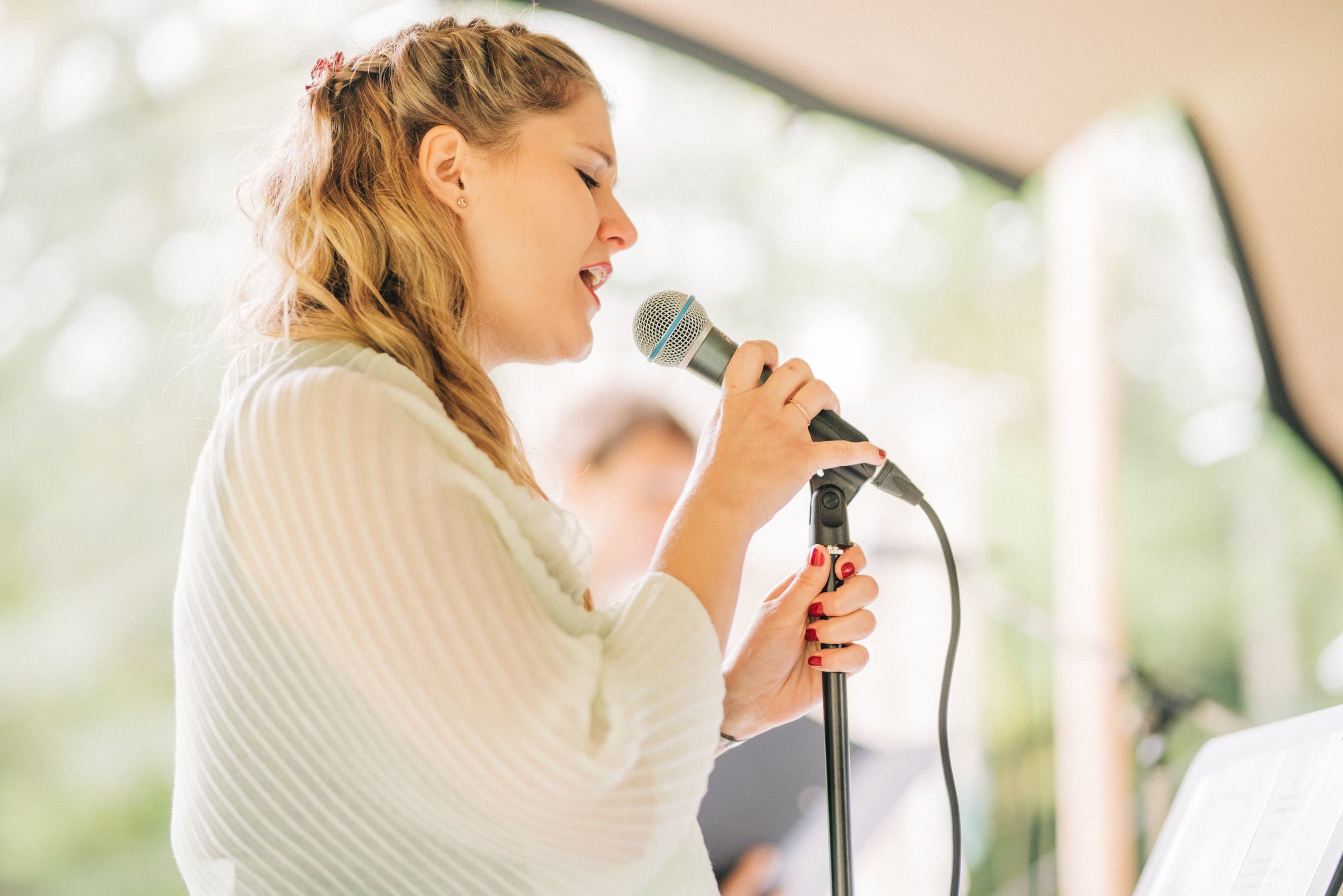 Tanja Schroers singt am Mikrofon