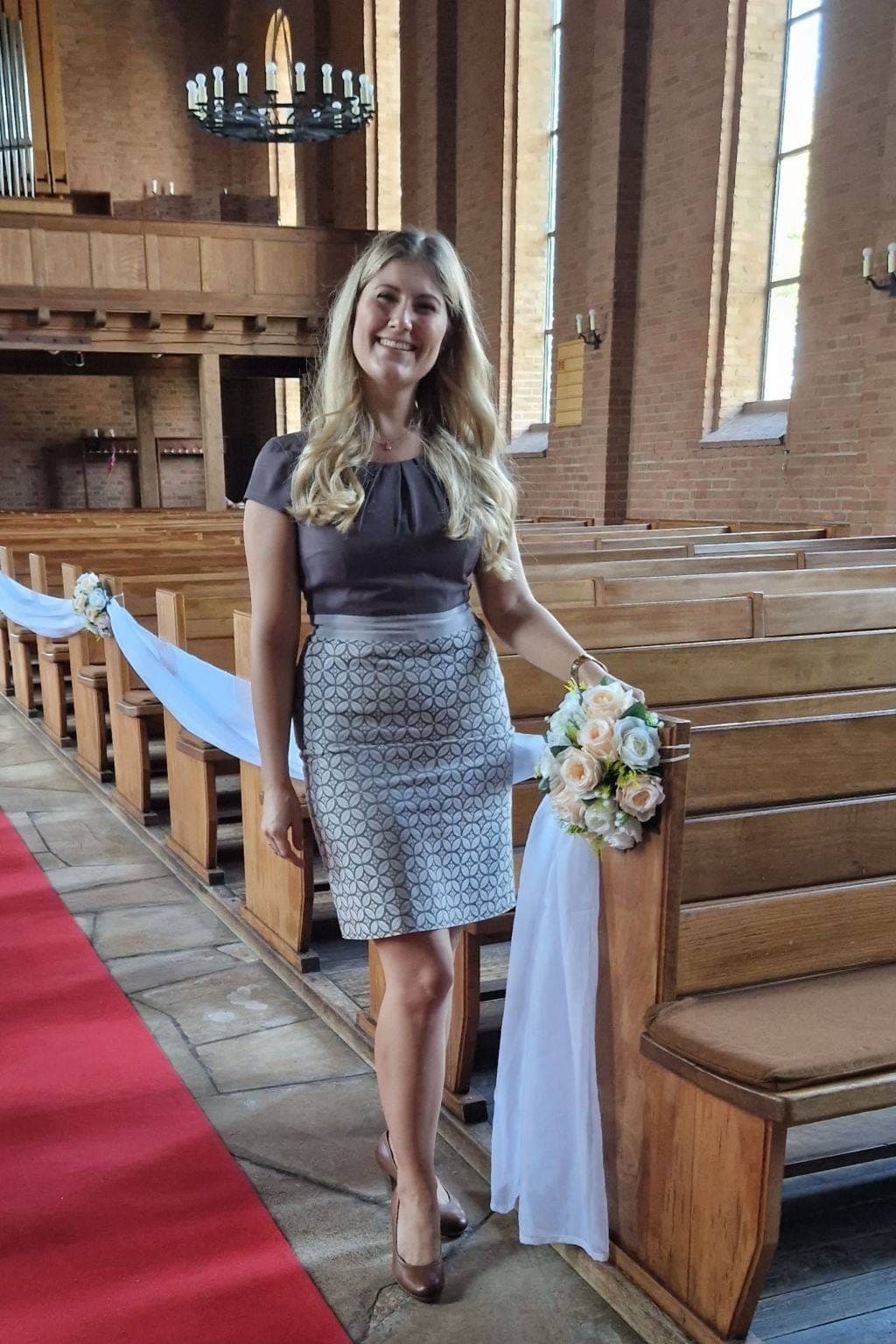 Tanja Schroers in einer festlich geschmückten Kirche